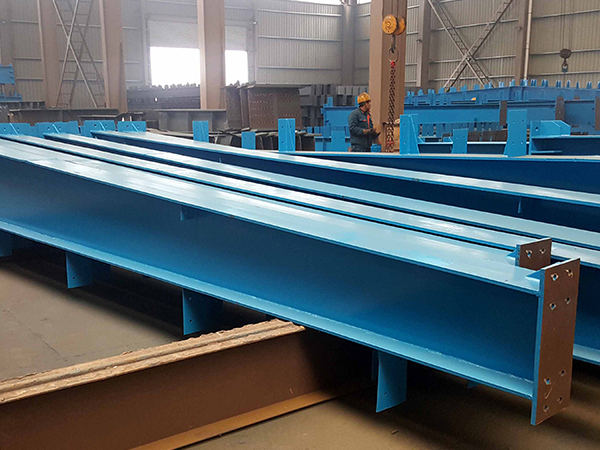 钢结构厂房内的立柱均选用外购H型钢加工或板材拼装而成